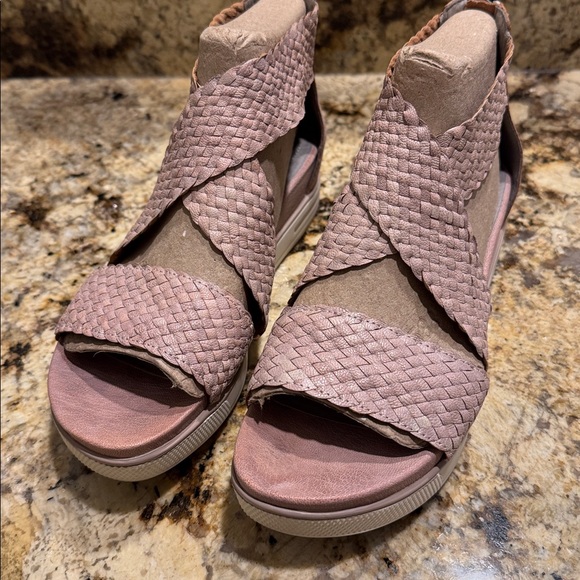 Eileen Fisher Pinky Tan Woven Sandals - Picture 1 of 6